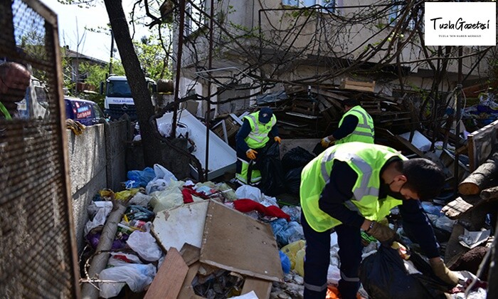 Tuzla’da bir vatandaş topladığı 16 ton çöpü evinin bahçesinde biriktirdi