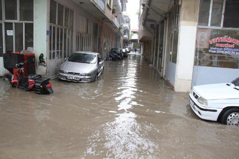 Son dakika: Ankarada yoğun sağanak sonrası sel Araçlar sürüklendi, caddeler su altında kaldı