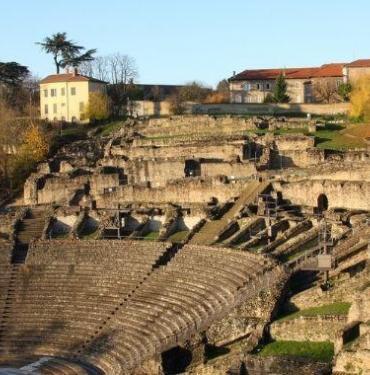 İznik Roma Tiyatrosu Tarih Özellikler ve Ziyaret Rehberi