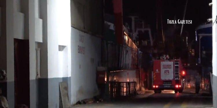 İstanbul Tuzla'da 110 Metrelik Yağ Tankerinde Yangın