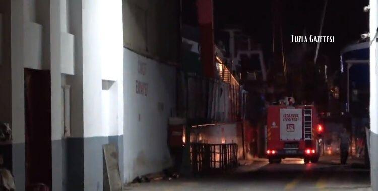 İstanbul Tuzla'da 110 Metrelik Yağ Tankerinde Yangın