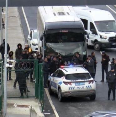 Tuzla Geri Gönderme Merkezi'ne kaçak göçmen taşıyan otobüs kaza yaptı.