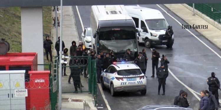 Tuzla Geri Gönderme Merkezi'ne kaçak göçmen taşıyan otobüs kaza yaptı.