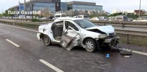 Tuzla'da bariyerlere çarpan otomobilde 1 kişi öldü 4 kişi yaralandı.